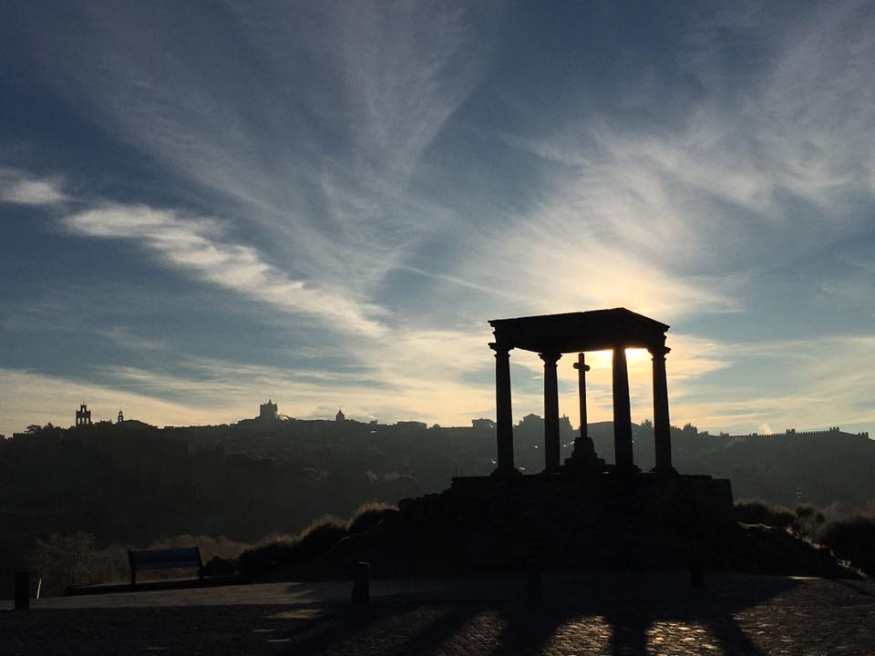 “Si te empeñas en soñar, te empeñas en aventar la llama de tu vida”
Esta frase es del gran Rubén Darío, poeta nicaragüense que conoció en estas tierras de #Ávila al gran amor de su vida y musa literaria: Francisca Sánchez, de Niharra. 
Nunca dejes de perseguir tus sueños