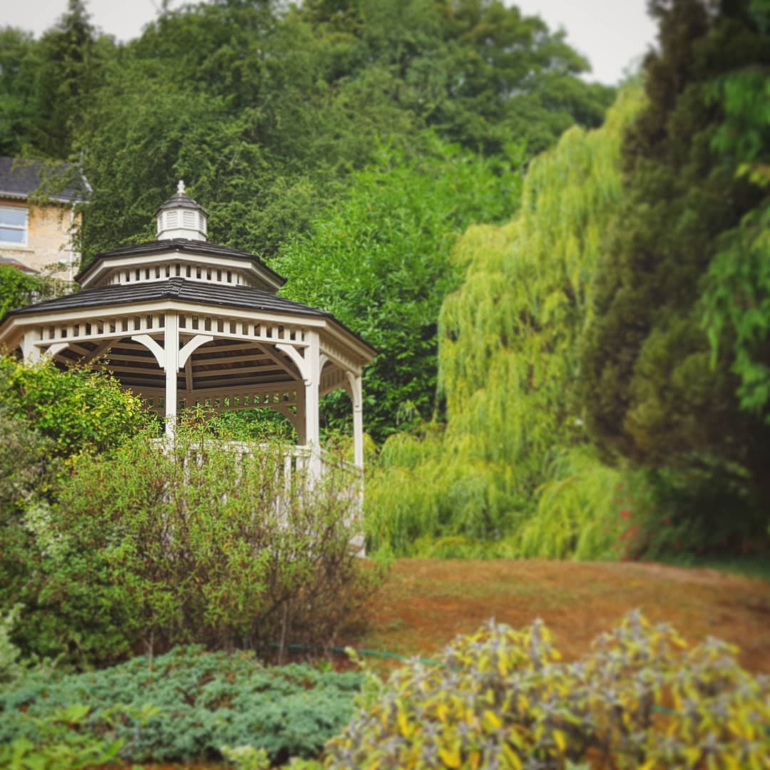 Good #morning everyone!
I hope you enjoyed this #rainy #weekend. Have you seen our gorgeous #gazebo overlooking the Limpley Stoke Valley? It's ideal for a #countryside #wedding. Have a look at our #weddings #offer at our website!
#limpleystokehotel #bath #weddingplanning #monday