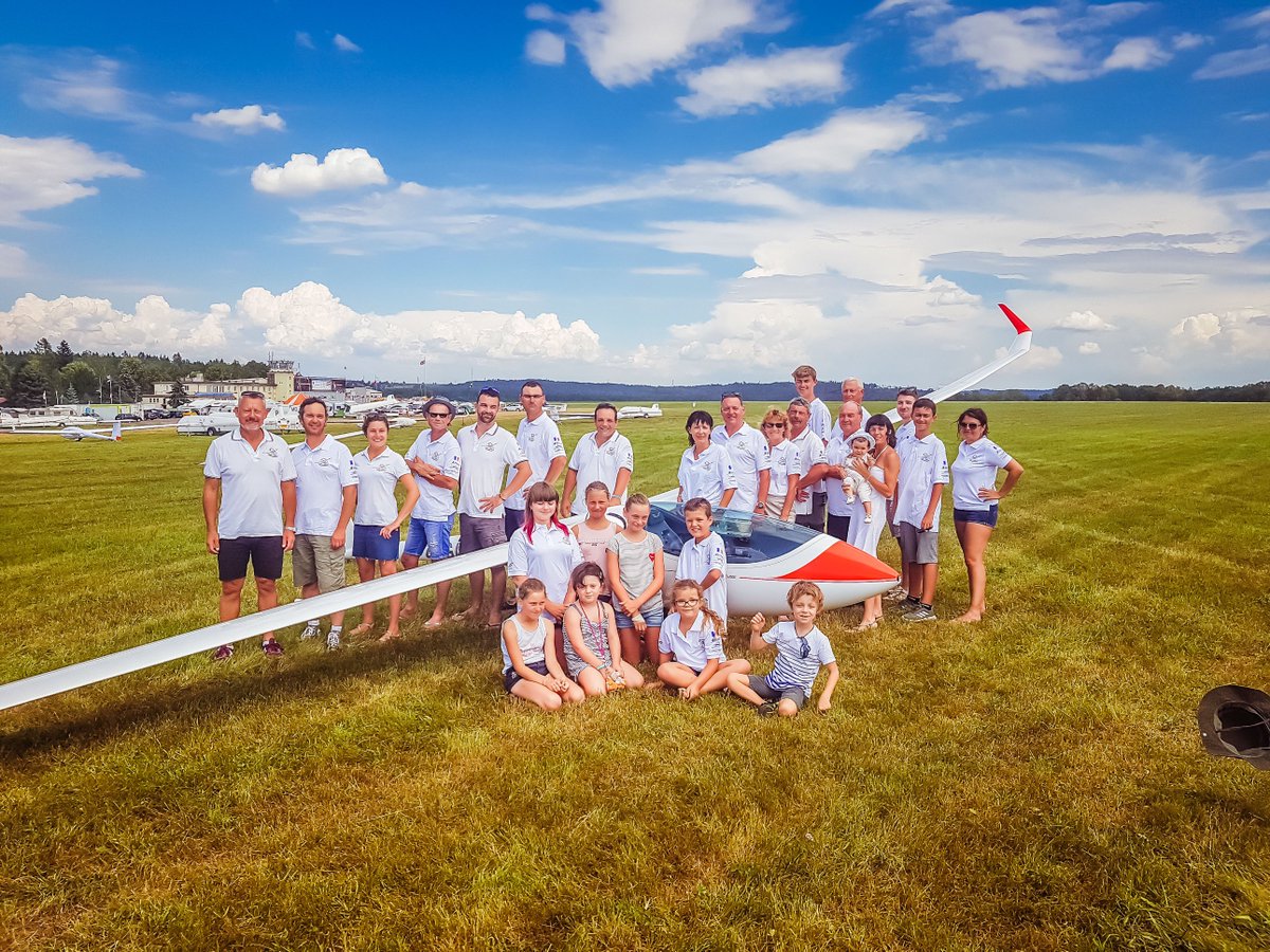 FFVP_France's tweet photo. | Championnat du monde à Hosin | 🇨🇿️
Hier, début de la compétition en République Tchèque pour les classes 18m, biplace 20m et libre.
1ère victoire pour nos bleus en biplace 20m 🇲🇫
#planeur #gliding #wgc2018 #hosin #polefrance #France https://t.co/u7b6bO0lnN