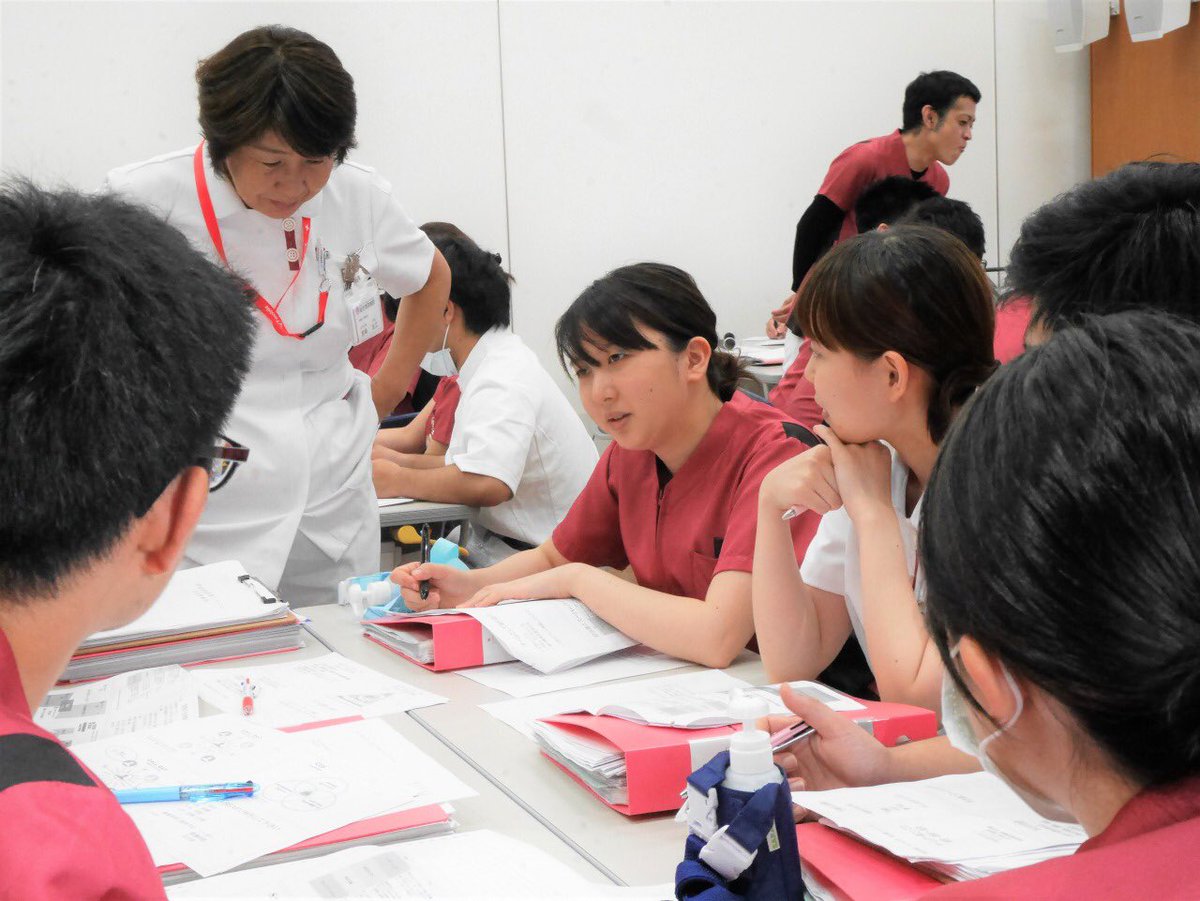 【看護部 新人研修】
これまで建設・製造現場などで実践されていた『KYT（危険予知訓練）』が、医療現場でも注目されています。
7/4の研修ではベッドからの起き上がりや車椅子への移乗♿にどのような危険が潜んでいるか、『医療安全』の観点から様々なシチュエーションを想定して意見を交わしました。