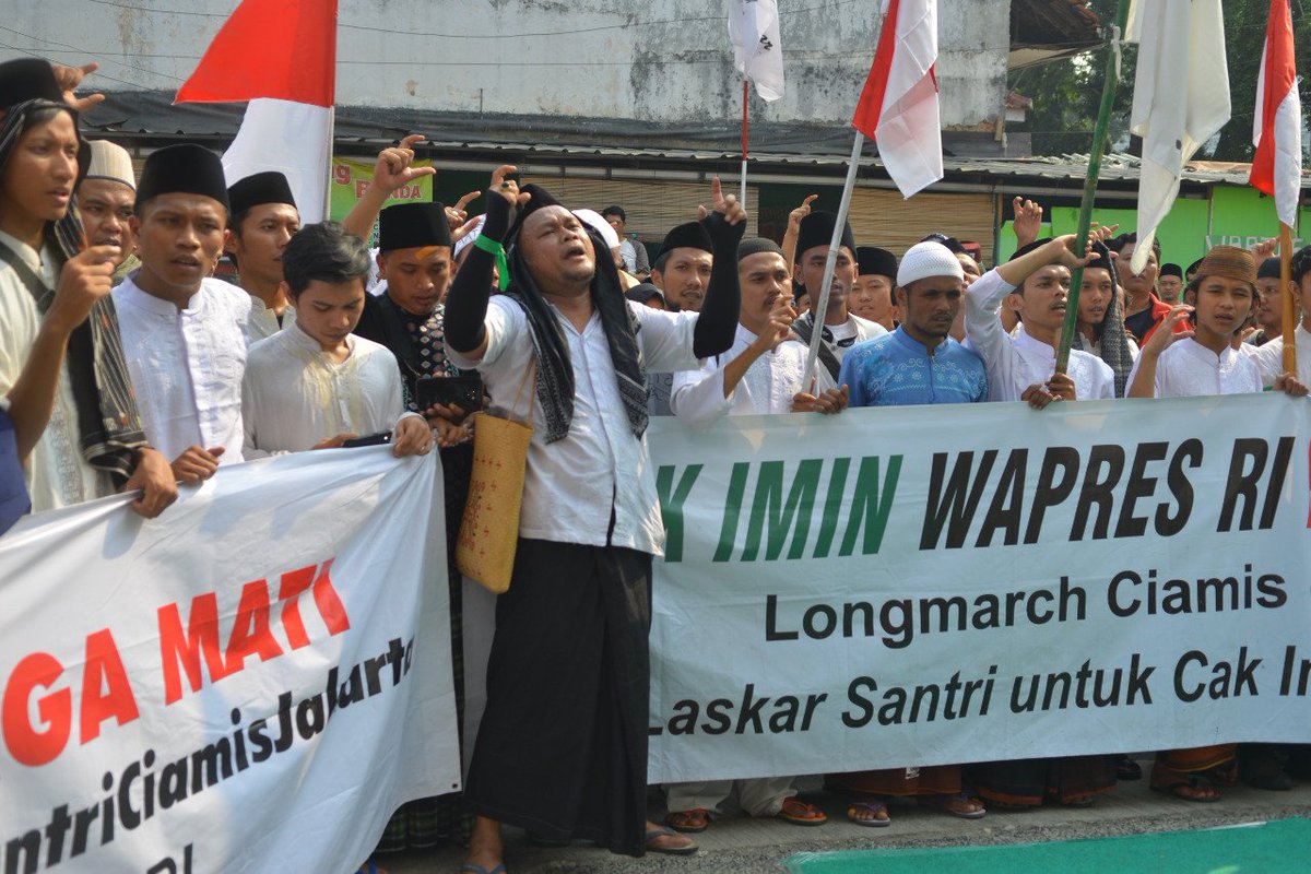 DPP_PKB's tweet photo. Momen saat Panglima Santri Nusantara @cakimiNOW menyambut kedatangan Laskar Santri di depan Kantor DPP PKB.  #LongMarchSantriUntukCakImin https://t.co/b8xMV8dqBj