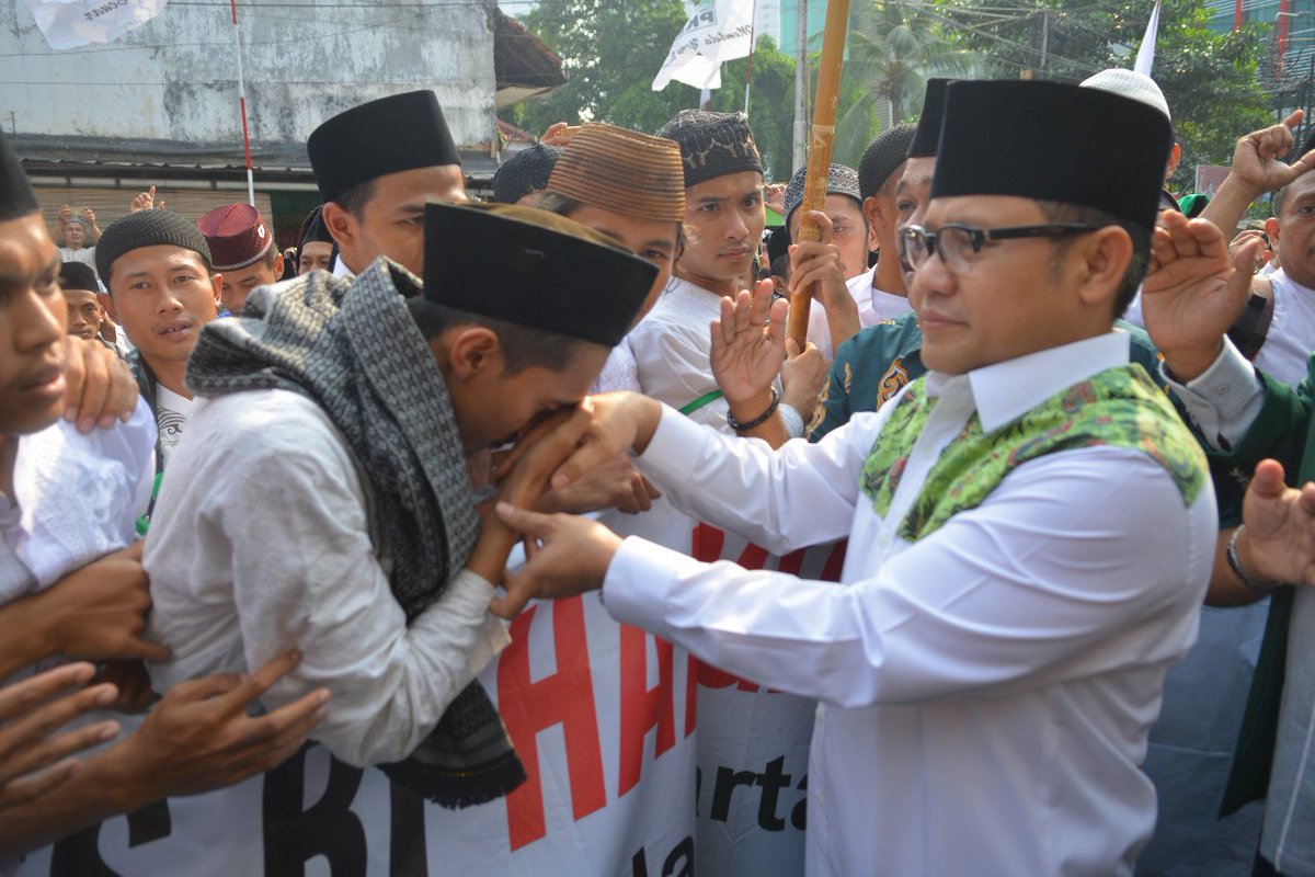 DPP_PKB's tweet photo. Momen saat Panglima Santri Nusantara @cakimiNOW menyambut kedatangan Laskar Santri di depan Kantor DPP PKB.  #LongMarchSantriUntukCakImin https://t.co/b8xMV8dqBj