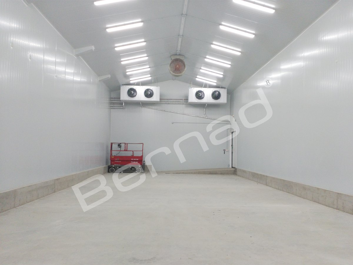 josebernadsl's tweet photo. ¡Comenzamos la semana con fuerza! 💪 
📌 Nuevos proyectos 🔴 En concreto finalizamos este proyecto de #refrigeracion para la #conservación de #ajos 😊 ¿Qué os parece? 
.
.
.
#FelizLunes #refrigeration #coldroom #camarasfrigorificas #frioindustrial #coolingroom #garlic https://t.co/HKnCOm0ksB
