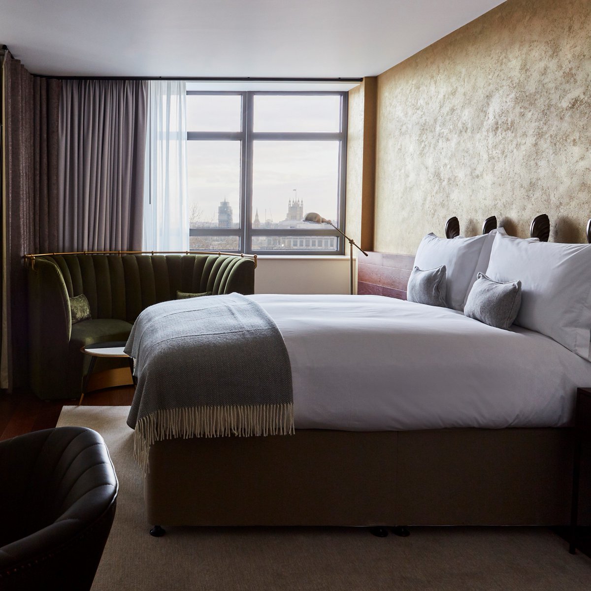 London looks a little bit more like the city we know and love with cloudy grey skies and the imminent threat of rain

#theatredistrict  #leicestersquare#InteriorDesign #BritishWeather