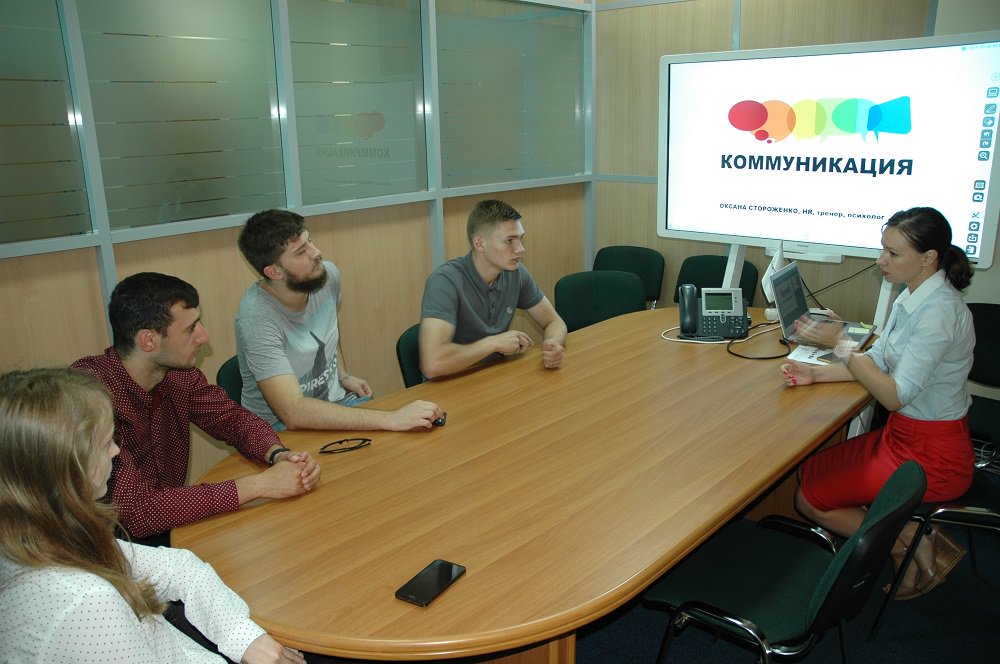Megatrade_ua's tweet photo. З дати запуску Megatrade Graduate Recruitment Program минуло півроку, проте #Мегатрейд не залишає своїх спеціалістів наодинці із складнощами адаптації у бізнес-середовищі. Тому HR-спеціаліст Оксана Стороженко провела для них тренінг із бізнес-комунікації. Чекаємо нові зустрічі. https://t.co/uiP1HfavMT