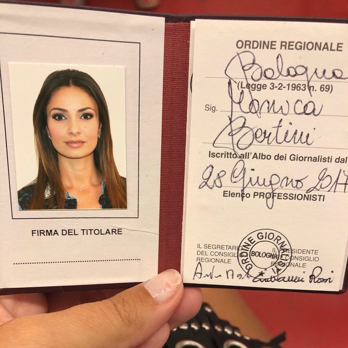 monicabertini's tweet image. 28 giugno 2017 ESAME SUPERATO!
30 luglio 2018 TESSERINO RITIRATO #scusateilritardo 🤦🏻‍♀️
#professionista #giornalista #me #monicabertini