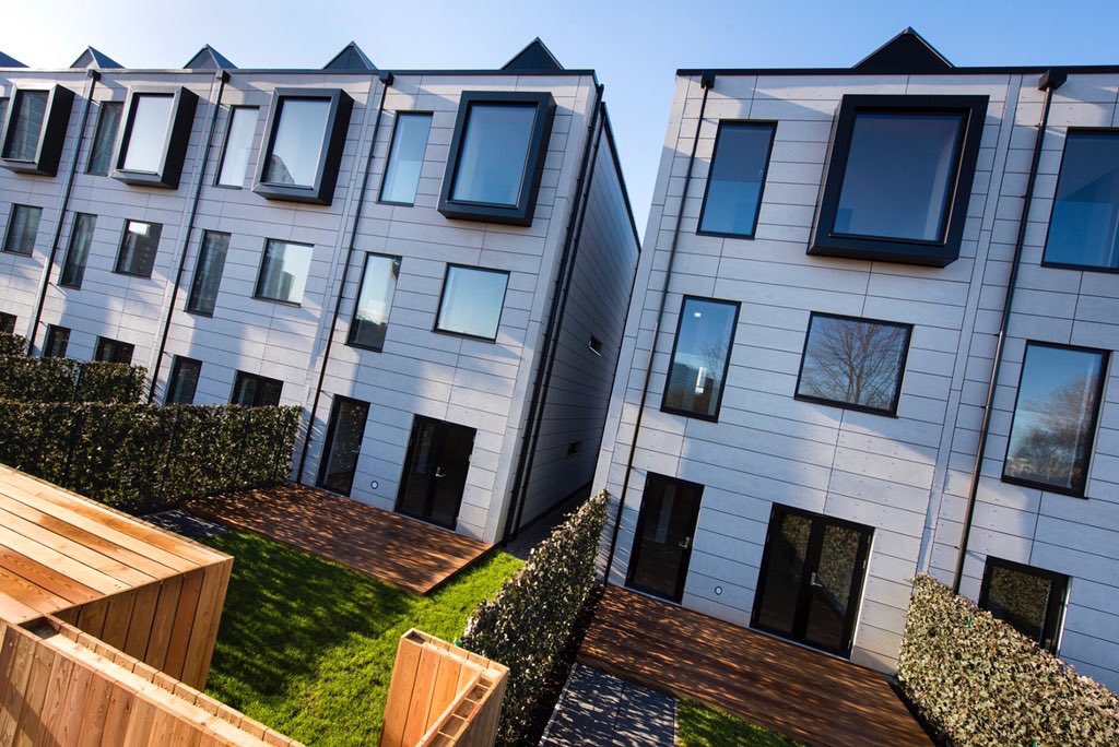 urban_splash's tweet photo. The pitched roof, an awesome top floor feature of our Town Houses; our architects @shedkm describe the feature as one which came from their desire to “turn it longitudinally to create a loft style spacious home aimed at the urban house buying market” #USModular https://t.co/RBn3tv9L3U