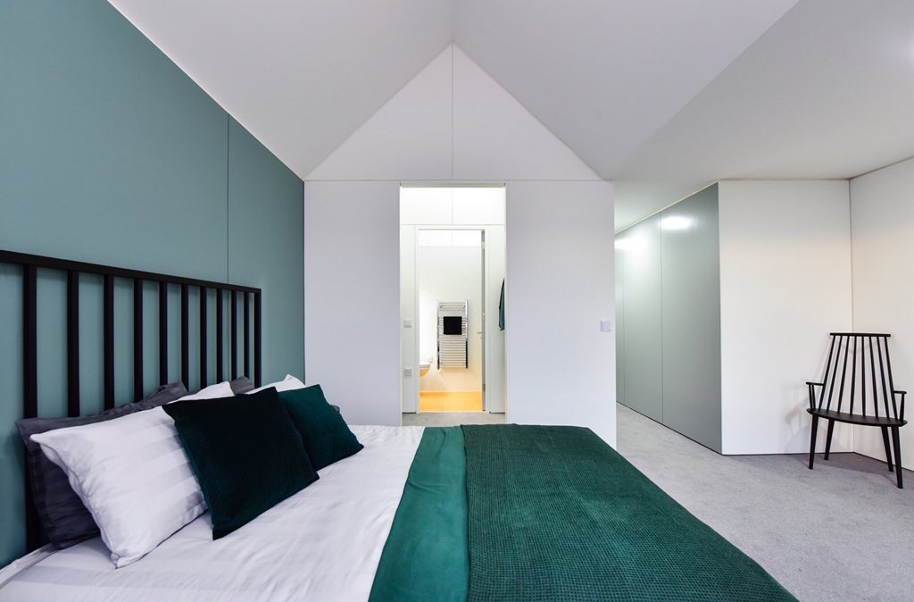 urban_splash's tweet photo. The pitched roof, an awesome top floor feature of our Town Houses; our architects @shedkm describe the feature as one which came from their desire to “turn it longitudinally to create a loft style spacious home aimed at the urban house buying market” #USModular https://t.co/RBn3tv9L3U