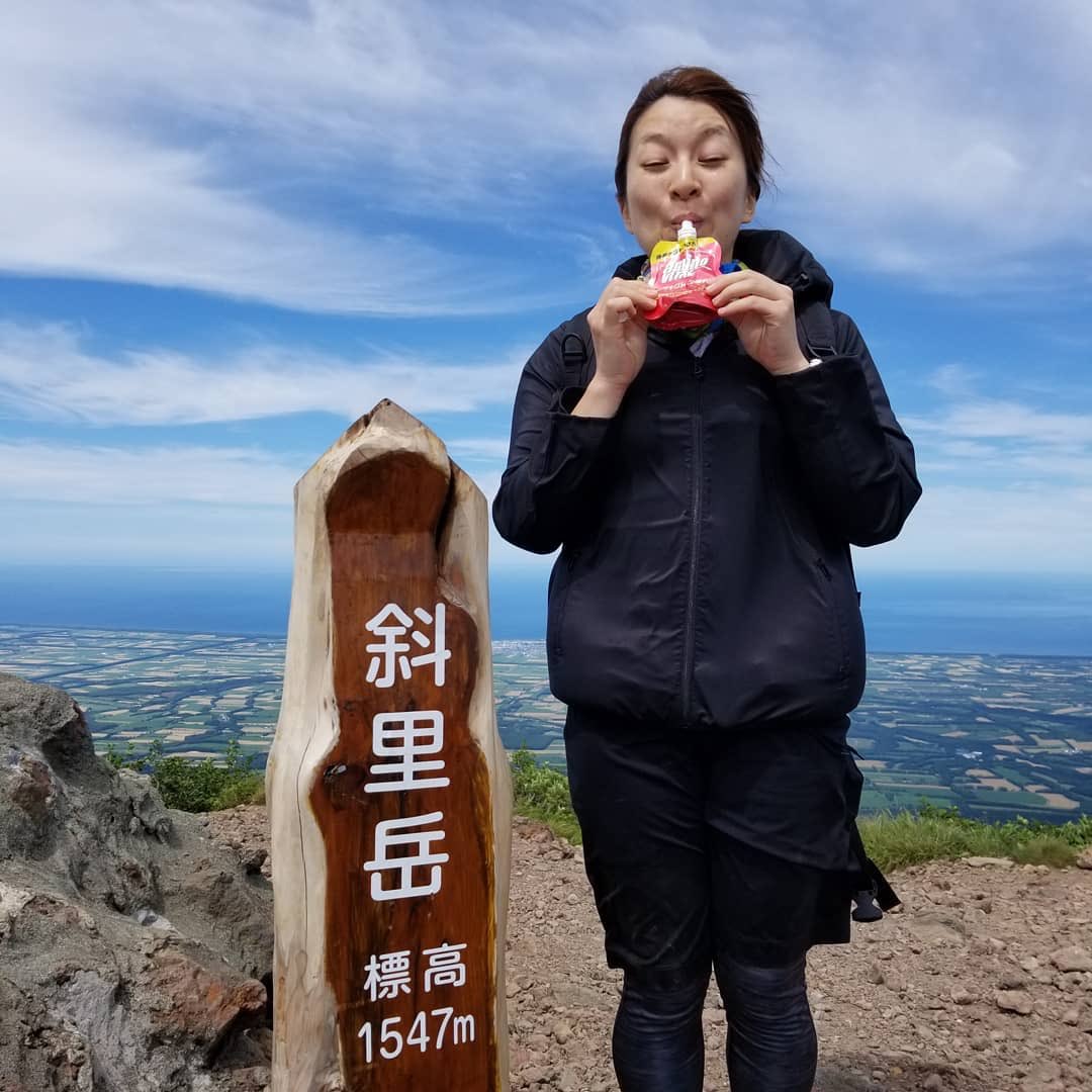 たっくんさんのツイート 小野寺コーチのインスタより 夕湖嬢の斜里岳登山の様子です 美人さんなのに気取らず変顔を厭わない夕湖嬢が素敵 鈴木夕湖 Ls北見 ロコソラーレ 小野寺コーチ 斜里岳