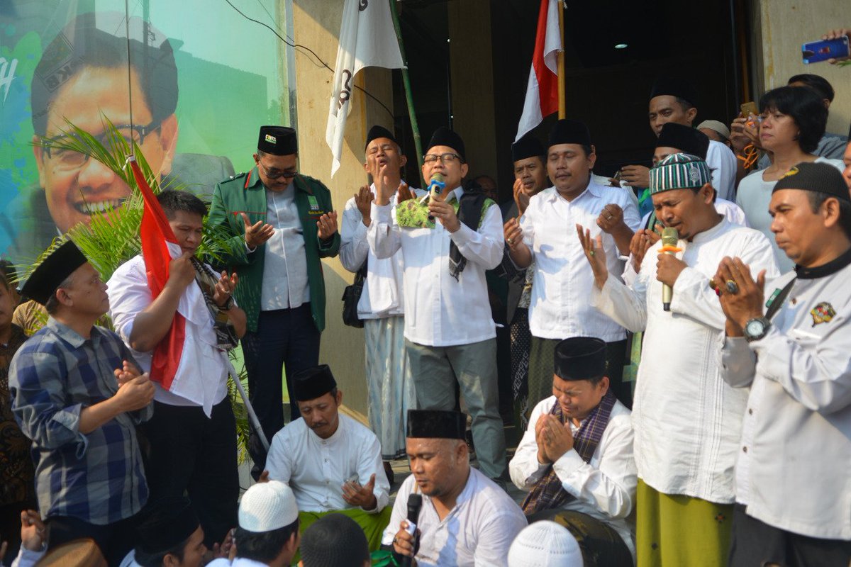 DPP_PKB's tweet photo. Panglima Santri Nusantara @cakimiNOW menerima bendera Laskar Santri dari perwakilan para santri didepan kantor DPP PKB. Laskar Santri juga memberikan Sorban dan Sandal Jepit yang diterima @cakimiNOW dengan tangisan untuk para pejuang Santri. #LongMarchSantriUntukCakImin https://t.co/8mNkDnUPD4