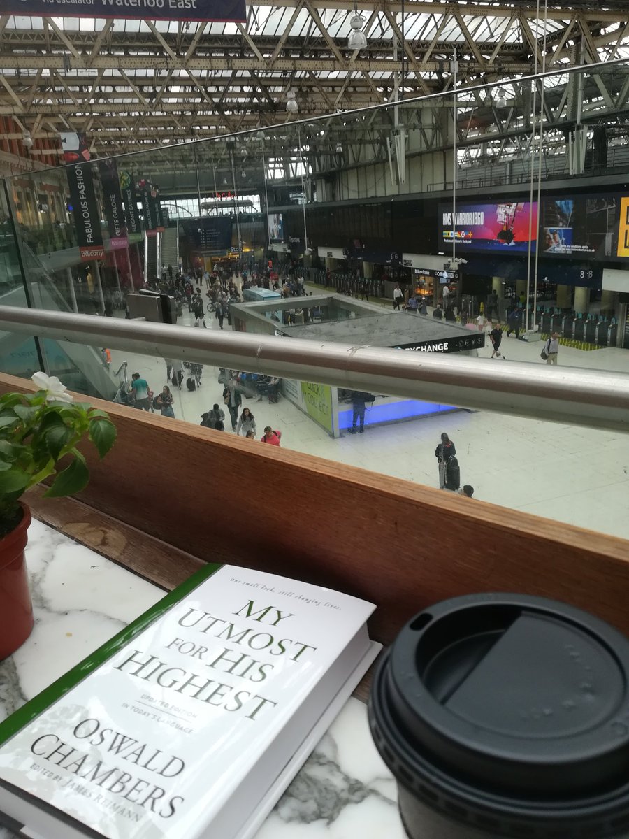 Waterloo 駅でお友だちを待つ。waterloo って水洗トイレって意味だよね～。水洗トイレ駅。