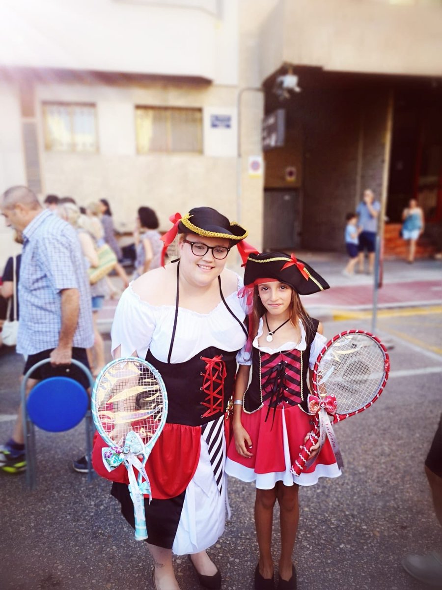 Amanda y Valeria, ayer en la Batalla de les flors.

🌸🌼🌸🌼🌸🌼🌸🌼🌸🌼

#fallaplazasegovia