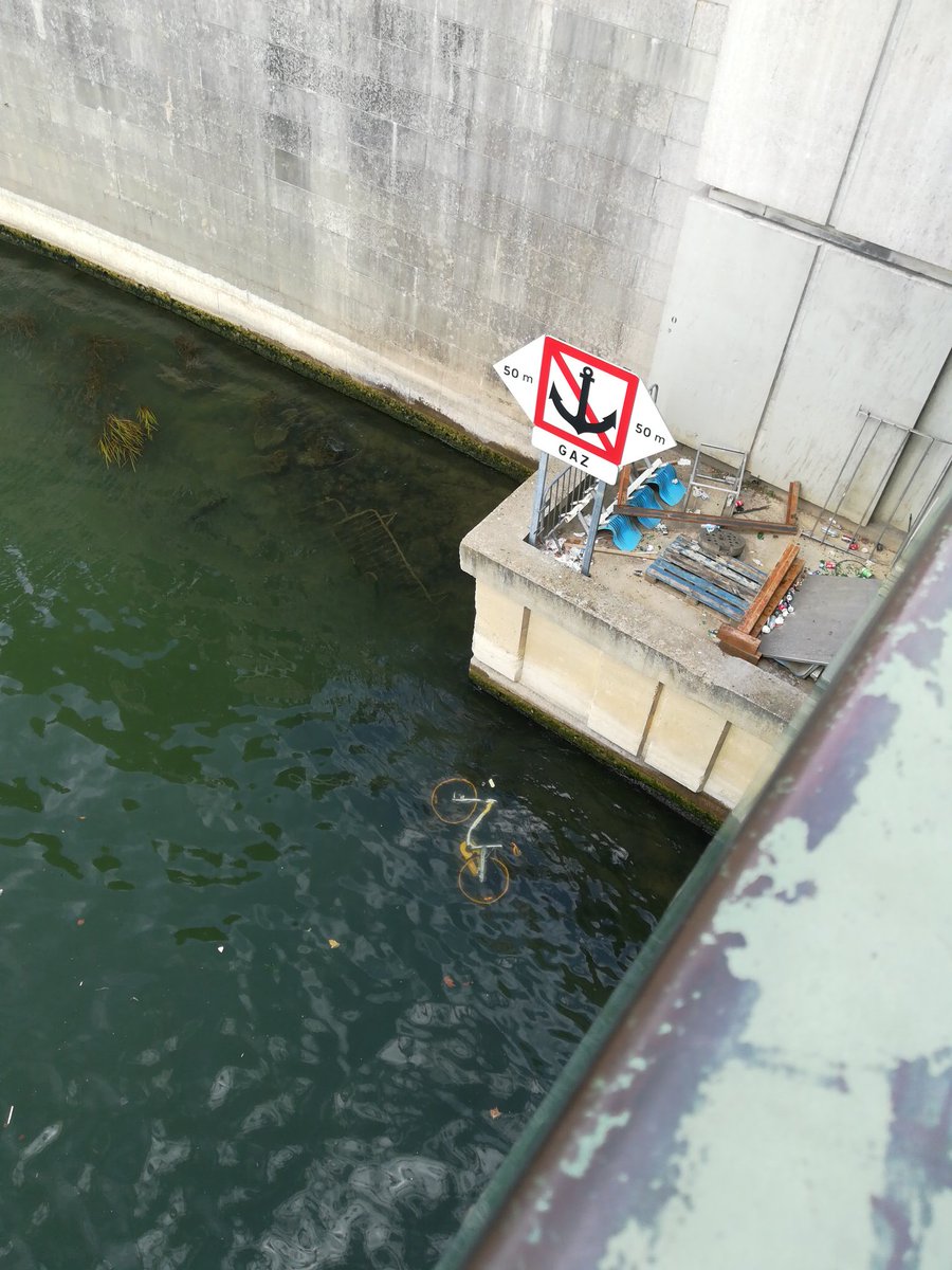 Rangesquatter's tweet photo. @Mobike some idiots through a bike in the river. Pont de alarm paris https://t.co/k89HJ0JHVD
