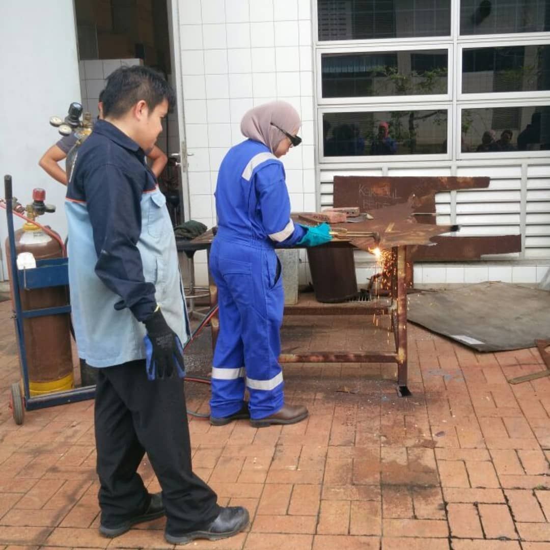 utbsem's tweet photo. Photos of #behindthescenes from our Mechanical Team for #throwbackUTBEDT18
.
When our Mechanical Team is not in the UTB Eco-marathon Lab, they are in the Mechanical Workshop to gather and cut materials needed for rebuilding Pahlawan III.X. https://t.co/wcQkdw5eoc
