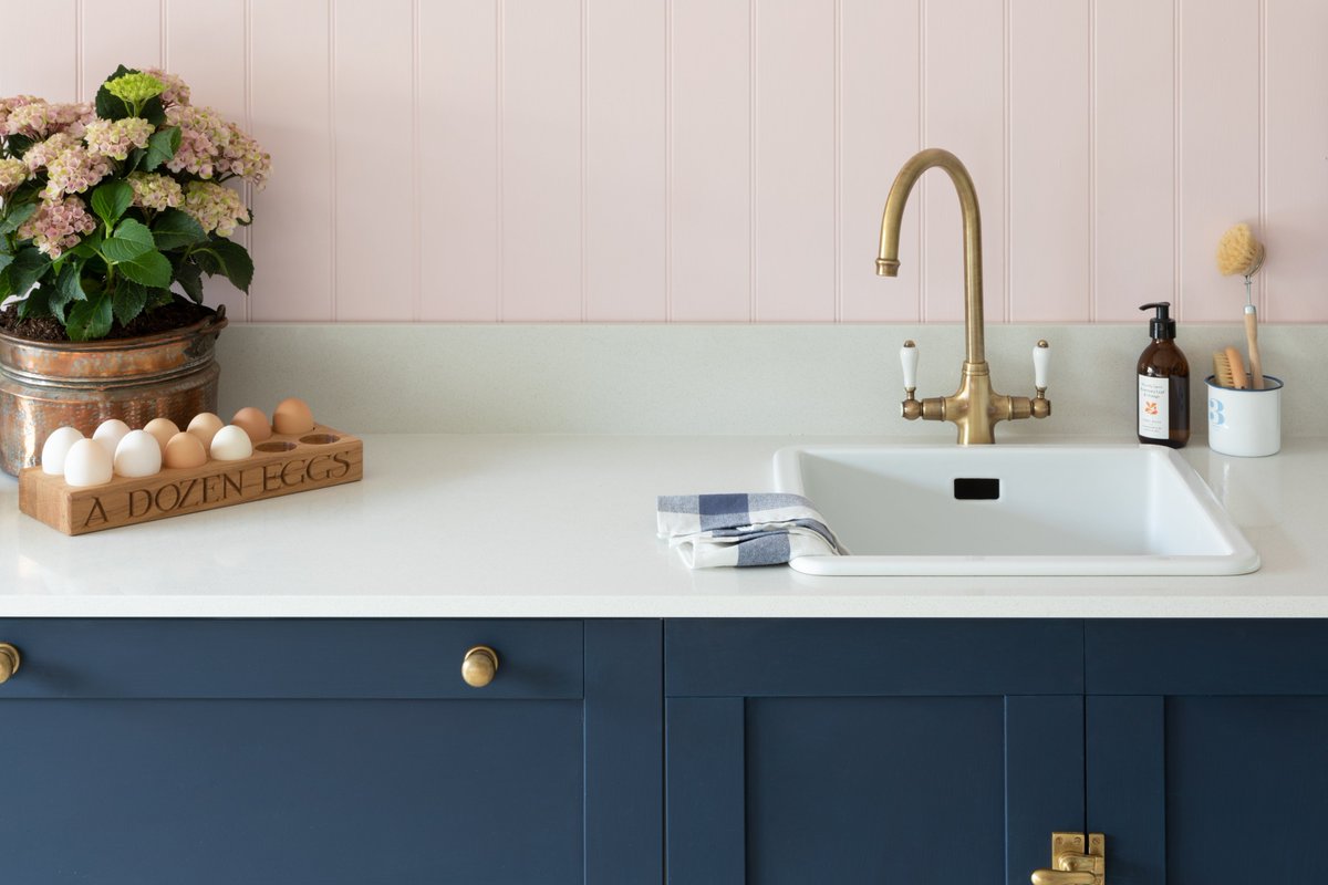 CRLstone's tweet photo. Want to add a touch of glamour to your Monday morning? Our #surfaceoftheweek, CRL Quartz Arctic Shimmer will do just the job with its dusty sparkle. Teamed here beautifully with sinks and taps from @abodehome
@paullmcraig @diydivachick https://t.co/Ll77i7F3eu