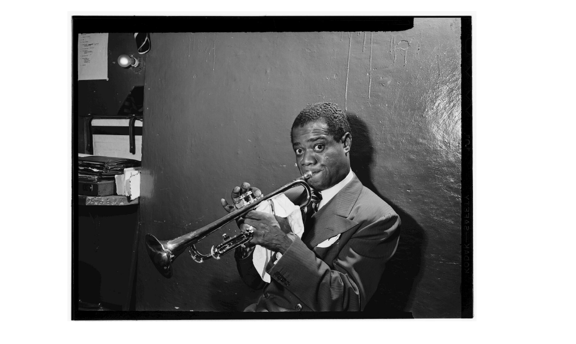 На каком инструменте играл луи. Луи армстронг фото. louis armstrong 1929. маленькая фотография луи армстронг. луи армстронг обедает.