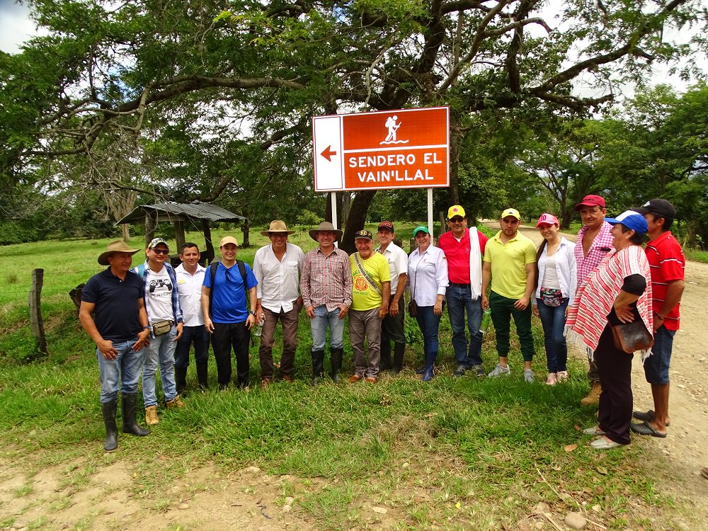 AlcaldiaPZA's tweet photo. Alc. @FAVIOVEGAPAZ con el @Rep_Cristancho Fundación Senderos, personería y algunos finqueros recorrieron las ruinas de Moreno y la Reserva el Vainillal con el propósito de conocer su estado e iniciar con la gestión de la búsqueda de recursos para conservar este legado histórico. https://t.co/jNvPl7tVi3