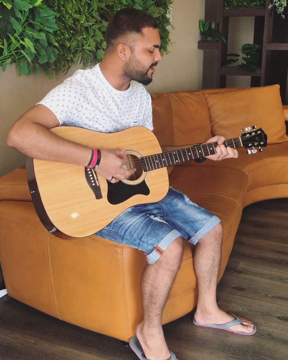 Okay Monday, let’s do this! 🎸 

#MondayMotivation #Mondayfeels #MondayVibes #Motivation #Guitar #Guitarist #Singer #Composer #Punjabi