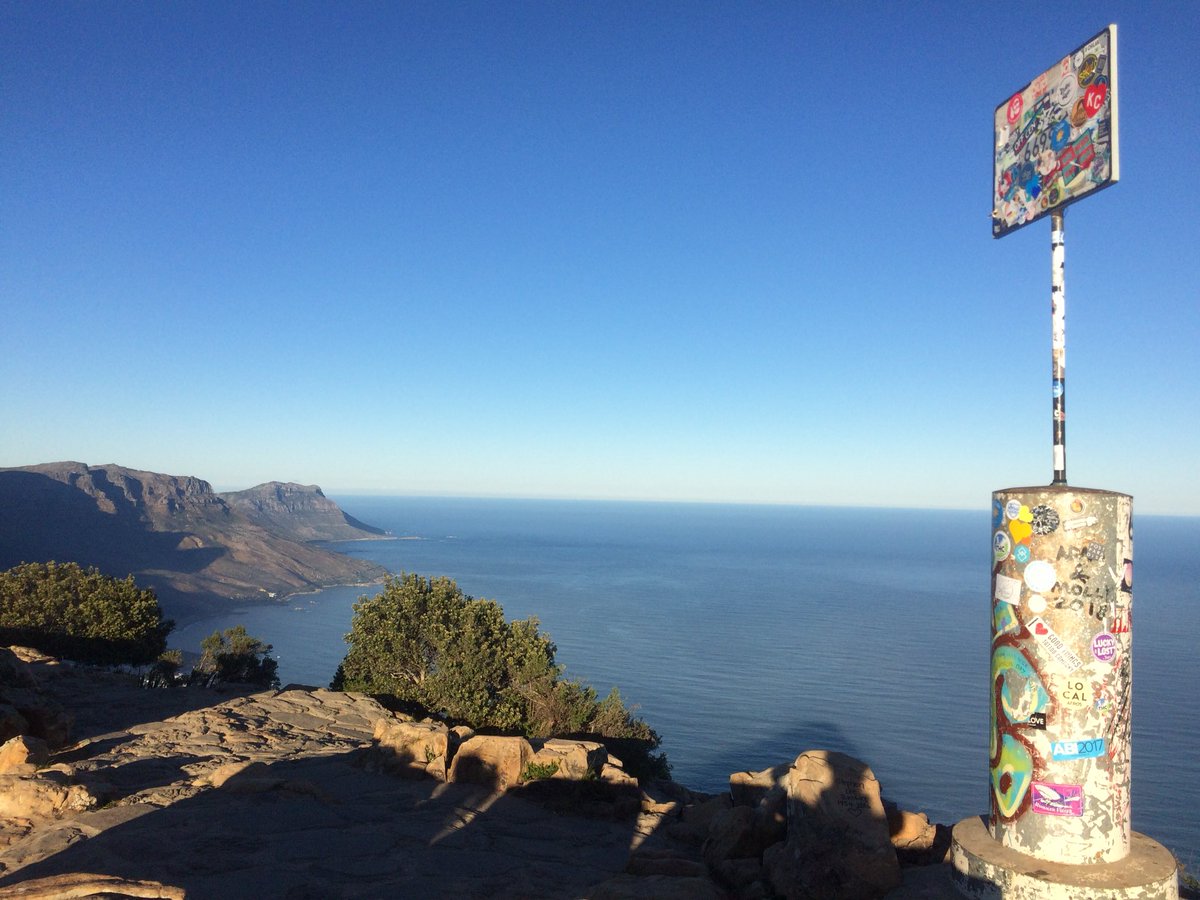 RunCapeTown's tweet photo. Stepping into #mondaymotivation with a hike up @LionsHeadCT 😁 #startmondayright #bestfootforward @lovecapetown https://t.co/k28KEg2IQg