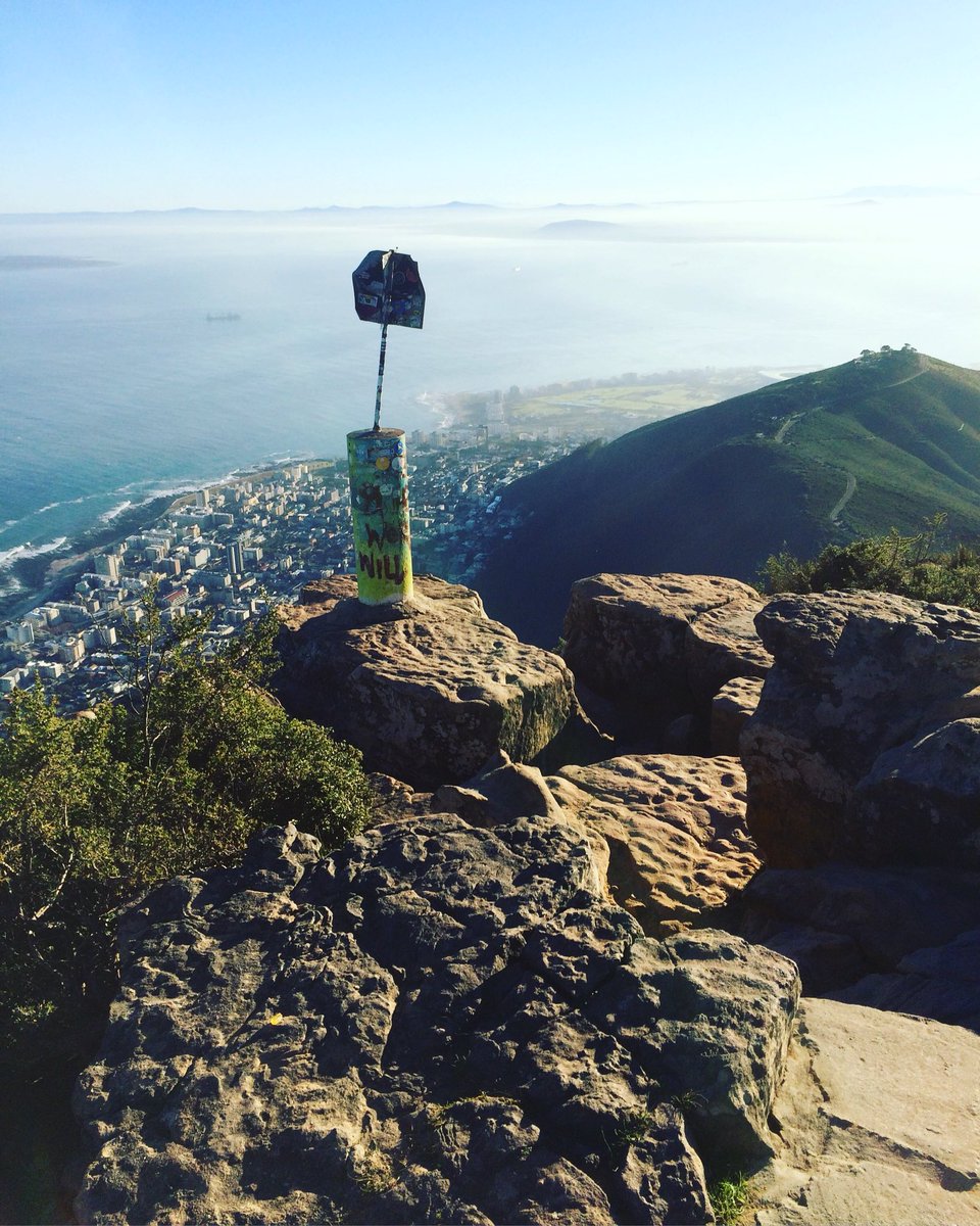 RunCapeTown's tweet photo. Stepping into #mondaymotivation with a hike up @LionsHeadCT 😁 #startmondayright #bestfootforward @lovecapetown https://t.co/k28KEg2IQg