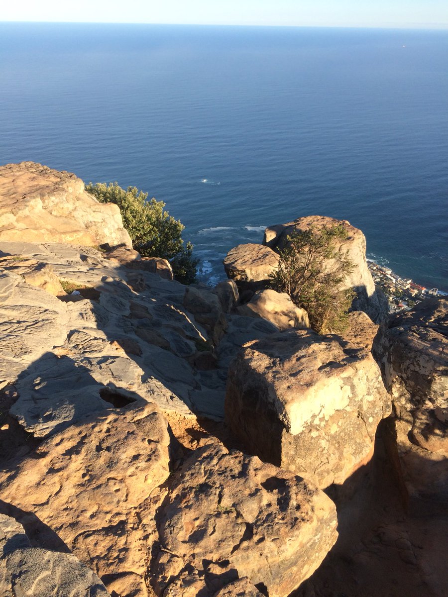 RunCapeTown's tweet photo. Stepping into #mondaymotivation with a hike up @LionsHeadCT 😁 #startmondayright #bestfootforward @lovecapetown https://t.co/k28KEg2IQg