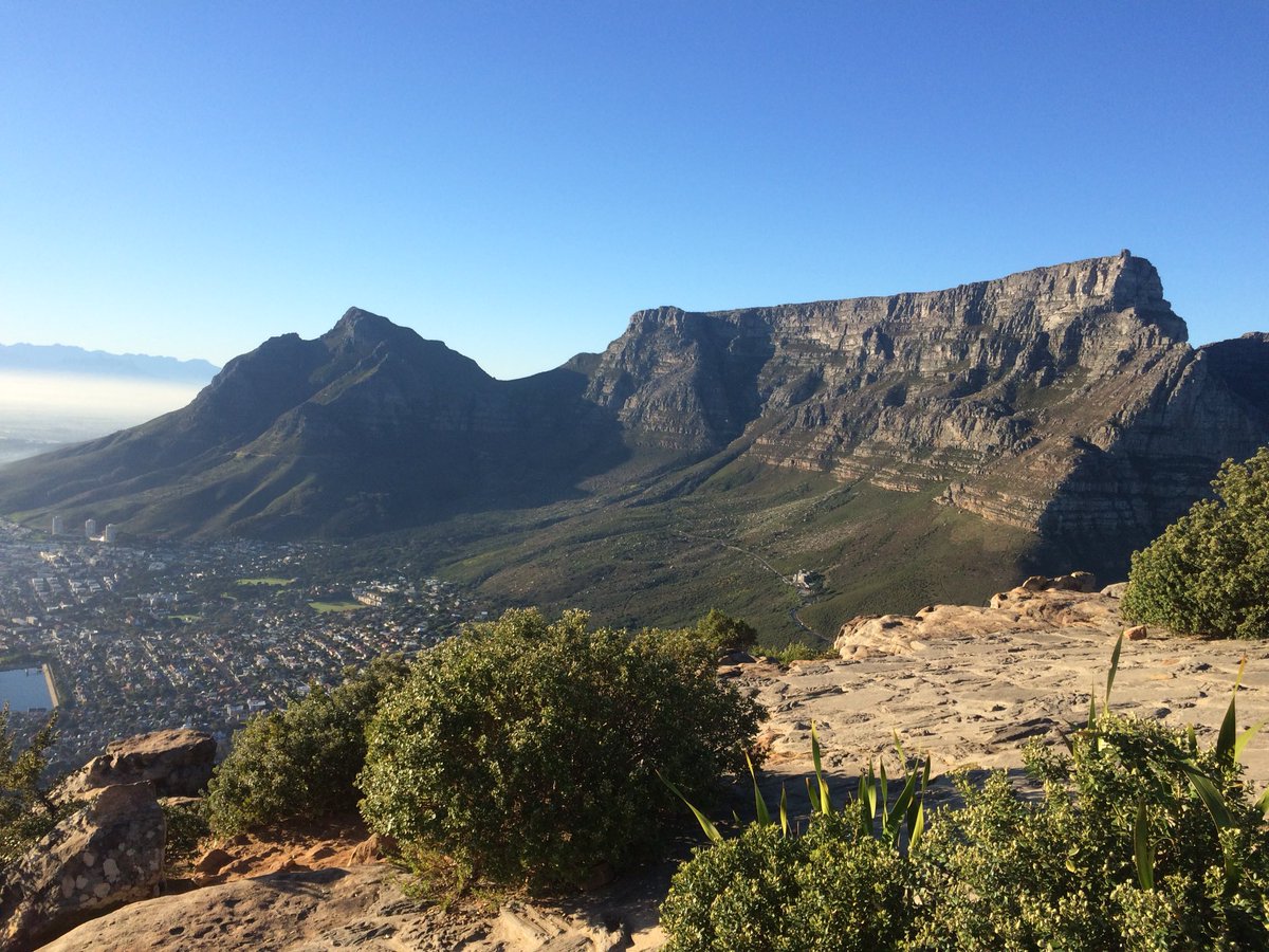 RunCapeTown's tweet photo. Stepping into #mondaymotivation with a hike up @LionsHeadCT 😁 #startmondayright #bestfootforward @lovecapetown https://t.co/k28KEg2IQg