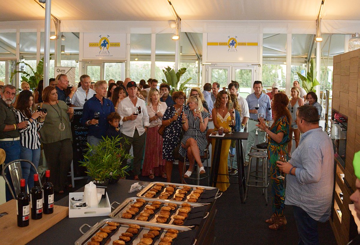 torneointerpolo's tweet photo. Dubai se proclamรณ ganador de la Copa de Bronce @estrelladamm de alto del @torneointerpolo ยกFelicidades! Deporte espectacular, el buen ambiente del showcooking #ArqIdea-cocinas con #PacoNavarro de #Willy1975 y la mรบsica en directo de #NothingInParticular protagonistas del domingo https://t.co/jiJ2npfJgl