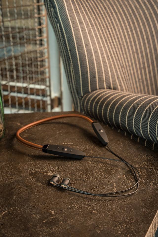 HenleyDesigns1's tweet photo. The Klipsch R5 Neckband is in the UK!

"The innovative design enables the Klipsch neckband earphones to rest comfortably against your skin or be tucked under the collar of your shirt"

Check it out here:
https://t.co/Oory2qB7Zl https://t.co/tp7HVuM3SG