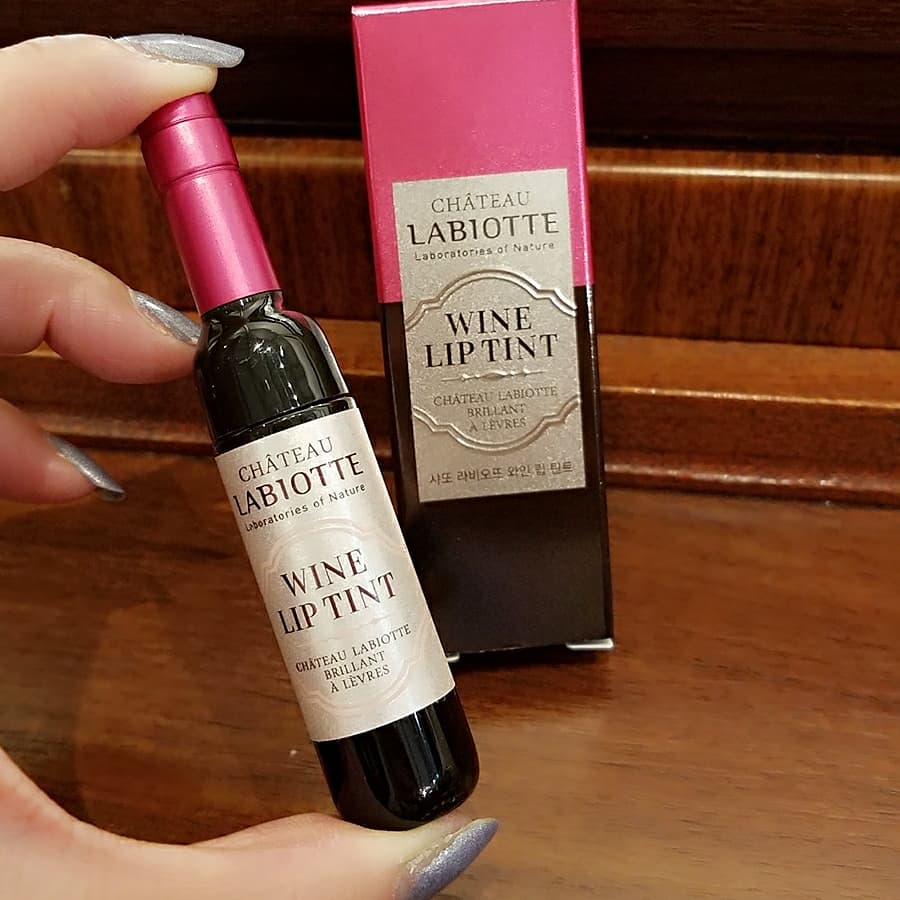rikolico1213's tweet photo. 可愛いリップ見つけた💄👄
ワインボトルのヴィジュアルにイチコロ(笑)
色落ちしにくくて、ワインエキスも入ってて美味しいw🍷
ベタつかないのにしっとり保湿してくれて、これはいいかもー♪
#chateaulabiotte
#wineliptint
#ソーヴィニヨンピンク https://t.co/8WxQ4dJBIk