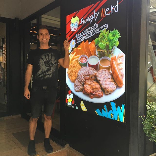 lexrodba's tweet photo. I've finally found my place in this world #hungrynerd #bangkok #thailand #asia #gord #omnomnom #travel #awesome #restaurant #foodie  #nerdandproud #nerdshavefeelingstoo https://t.co/3aMCp7QXVw https://t.co/XurzbJcvtw