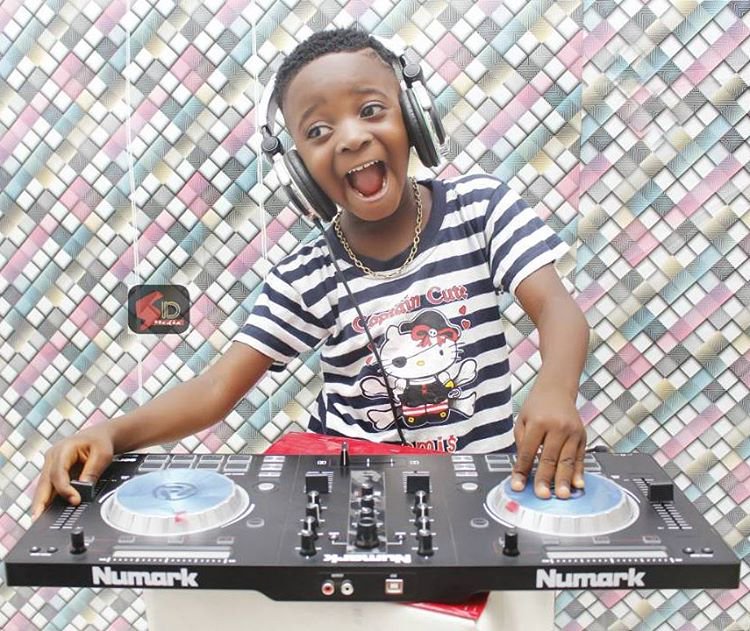 Austynzogs's tweet photo. @Gidi_Traffic WOW!! 5-year-old Port Harcourt-based Chidinma @DJChiBlex must be the #World’s youngest DJ!!! ScccCRAAaaTttCHHhh!!!! https://t.co/dKm5KiAEVU