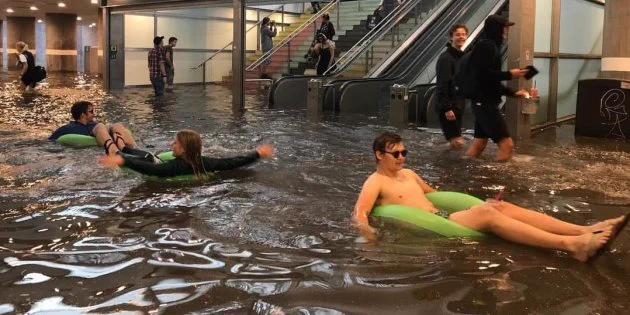 同じ豪雨被害でもスウェーデン人はレジャーと化してしまう？