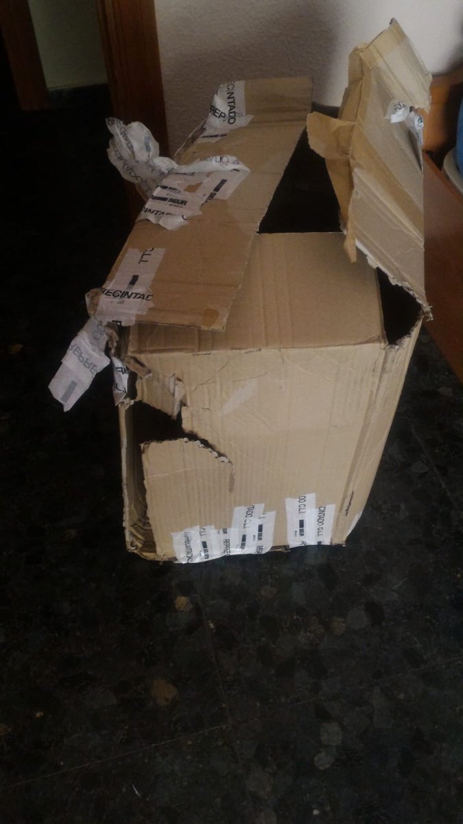 yo_loveo's tweet photo. @DecathlonES recibí hace un par de días un pedido en casa, y la caja tenía pinta de haber venido de la guerra. Destrozada, con intentos de arreglo... ¿Dónde puedo reclamar? El servicio a domicilio ha sido una pésima expariencia... https://t.co/PxG3vKsVJz