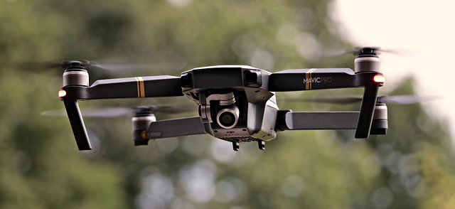 UK_CAA's tweet photo. Drone users - from today you must not fly within 1km of an airport. If you do you will be breaking the law and may be prosecuted. https://t.co/RlI2pKRa3K #dronesafe https://t.co/GROfW4REko