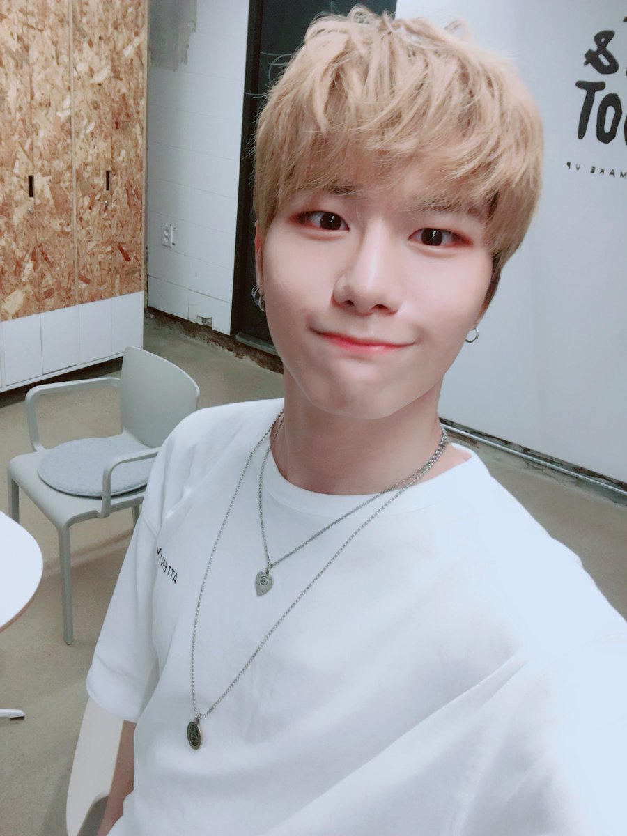 NewWorld_VICTON's tweet photo. [#승식 ] 너무덥고 힘들어도 웃어요 앨리스^^ https://t.co/4kFJZkgvrG