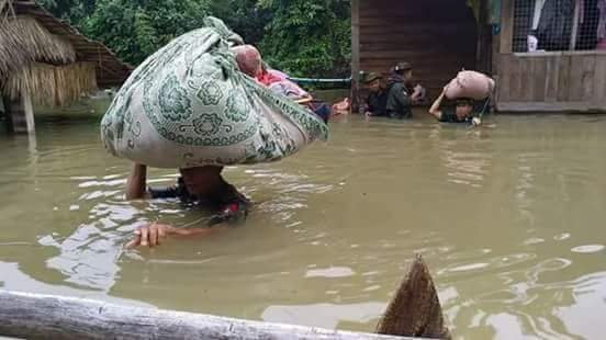 ေျမေခြးကေျမေခြးလို အူျပီး
ဖားက ဖားလို ညာသံေပးေနက် ...
ေန ..ထန္းတစ္ဖ်ားရွိျပီ...
ငွက္ေတြဘယ္အရပ္ကို...
                        ျပန္သန္းေနၾကလဲ....

                     crd : အိုေအာင္