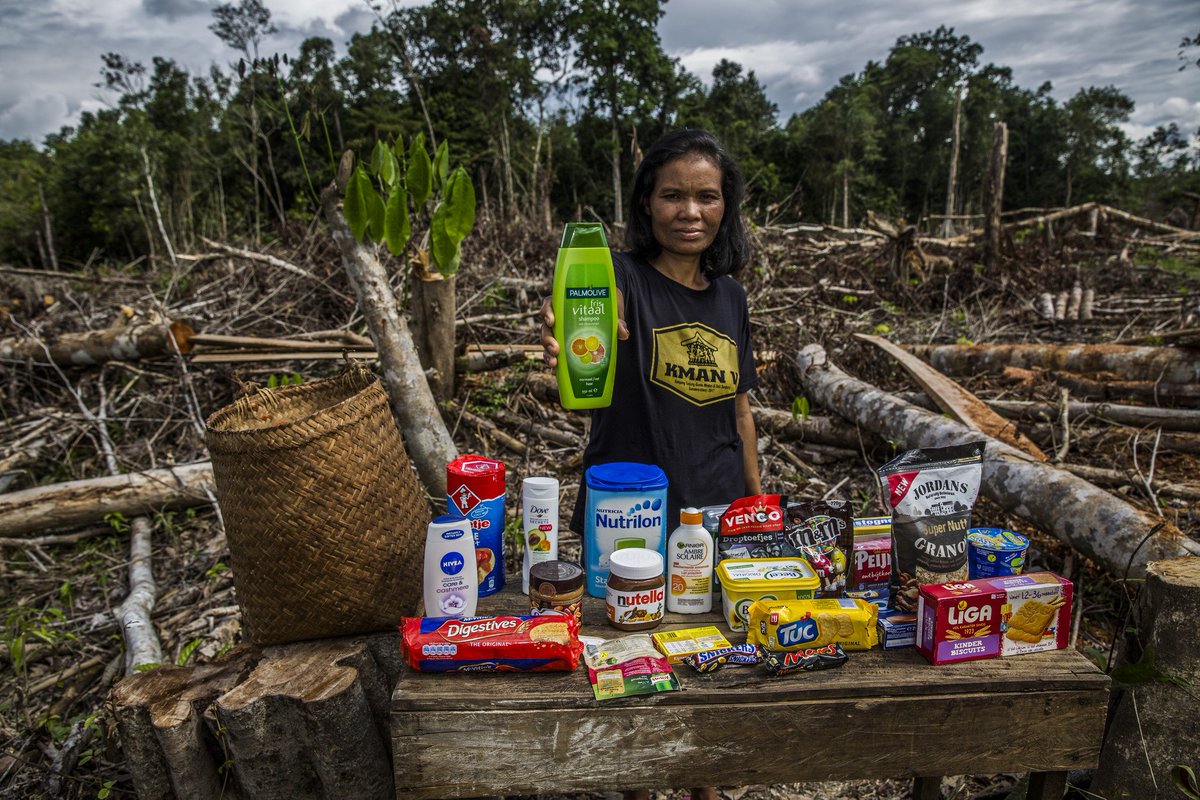 milieudefensie's tweet photo. Palmolie: het smaakt nergens naar. Toch durven wij bijna te wedden dat je het vandaag al hebt gebruikt, onder de douche of bij het ontbijt. Wij zetten een aantal producten op een rijtje waarvan jij niet wist dat er #palmolie in zit: https://t.co/7XLZkkkqBp https://t.co/ITDIBd1oHf