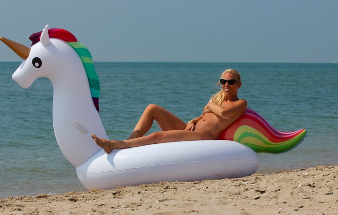 Zomer aan de maasvlakte  . . . #zomerinnederland #maasvlakte #strand #unicorn #sexymodel #momof2 #alwayssexy<a href="/tag/zomerinnederland"class="tags">#zomerinnederland</a><a href="/tag/beach"class="tags"><span>#beach</span></a><a href="/tag/unicorn"class="tags"><span>#unicorn</span></a><a href="/tag/sexymodel"class="tags"><span>#sexymodel</span></a><a href="/tag/strand"class="tags"><span>#strand</span></a><a href="/tag/maasvlakte"class="tags"><span>#maasvlakte</span></a>