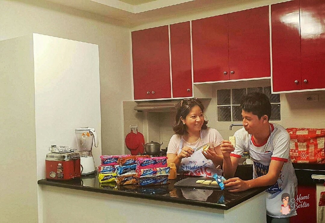 momiberlin's tweet photo. Nothing beats having #MagicMoments with my Second Son as we prepare for school. He and his brothers have their @MagicCrackers in between breaks so they are kept full throughout the day. .
#momiberlin #magicjunior #MagicCrackers https://t.co/ViivyJ6Of6