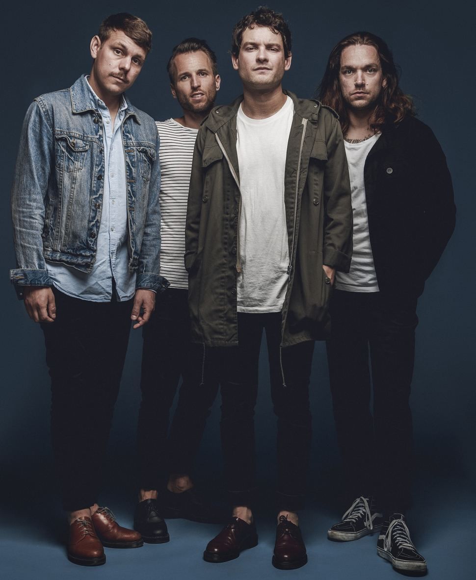 The405's tweet image. BLOODHYPE show off their portentous 90s themed music video For ‘Romeos’ buff.ly/2AnW9Zc