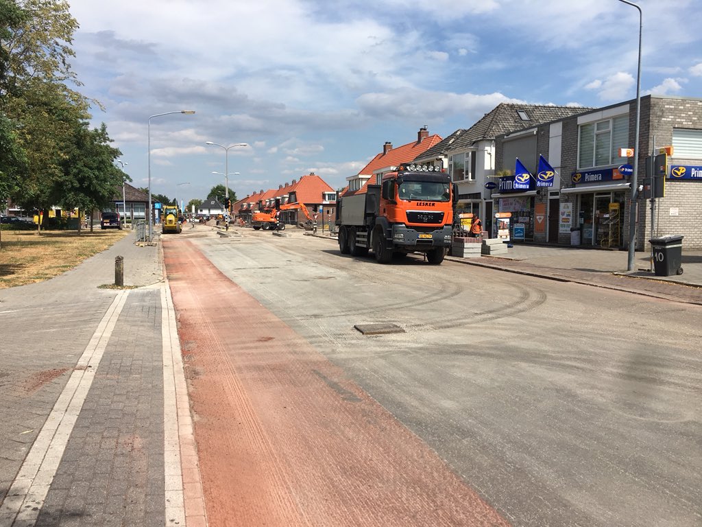 MaikelWelmers's tweet photo. Nieuwstraat @Gemeente_Almelo #respect voor de #gwwwerkers #stratemakers @Roelofsgroep veel werk verzet ondanks de #hittegolf #topper. Morgen en overmorgen komen de #asfalt #rockers @Roelofsgroep de boel #zwart maken https://t.co/7UQAWRsyYW