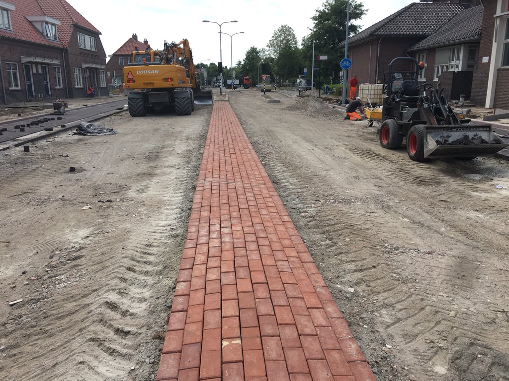 MaikelWelmers's tweet photo. Nieuwstraat @Gemeente_Almelo #respect voor de #gwwwerkers #stratemakers @Roelofsgroep veel werk verzet ondanks de #hittegolf #topper. Morgen en overmorgen komen de #asfalt #rockers @Roelofsgroep de boel #zwart maken https://t.co/7UQAWRsyYW