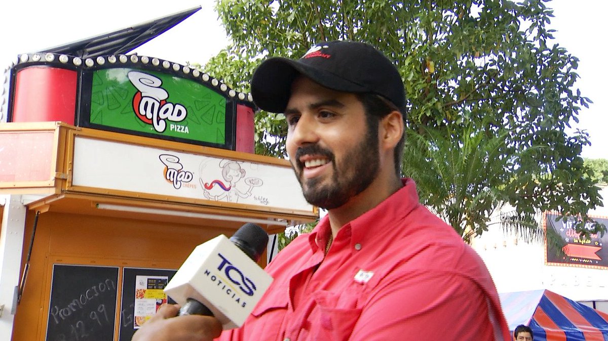 tcsnoticias's tweet photo. Miguel Safie, un joven emprendedor que en un año se ha abierto espacio en el negocio de las pizzas con Mad Food Company, que usa ingredientes no tradicionales, como frijoles, maíz, quesillo y chorizo, entre otras combinaciones. Ha generado 20 empleos. #FoodTruck https://t.co/M7I97wr8SS