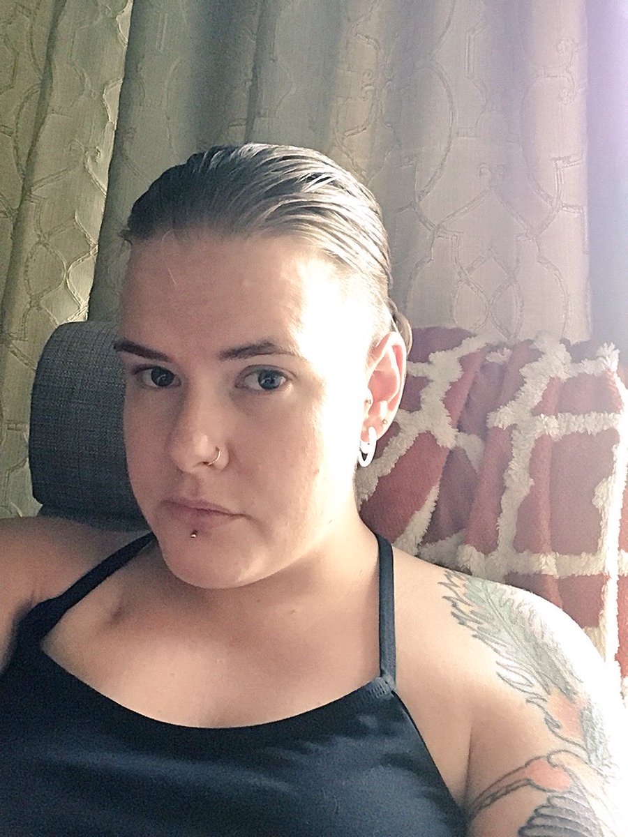 ComradeAly's tweet photo. So I just realized that I kinda look like Beau from #criticalrole ...#cosplayincoming? Don’t mind the wet hair... https://t.co/cpClecJF1d