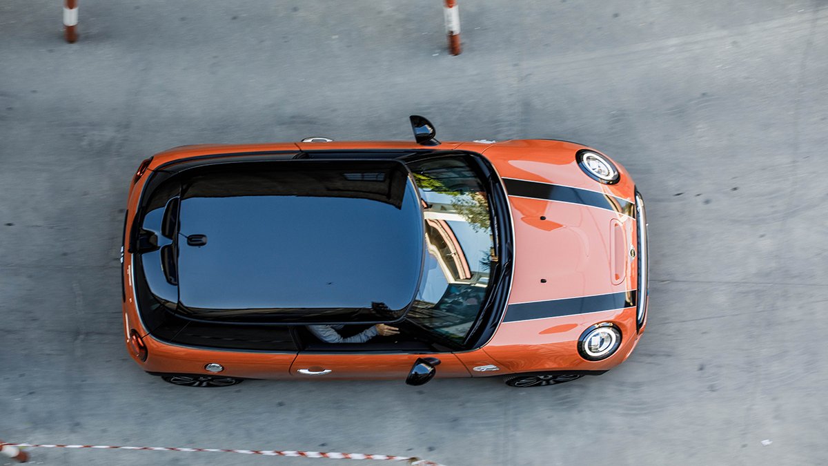 MINI's tweet photo. #MINI and #WorldClubTennis break out of the dusty tennis conventions and the old-fashioned tennis club manners, turning unused urban spaces into #tennis courts with the portable Urban Tennis Kit. https://t.co/NVDu2TUw8A