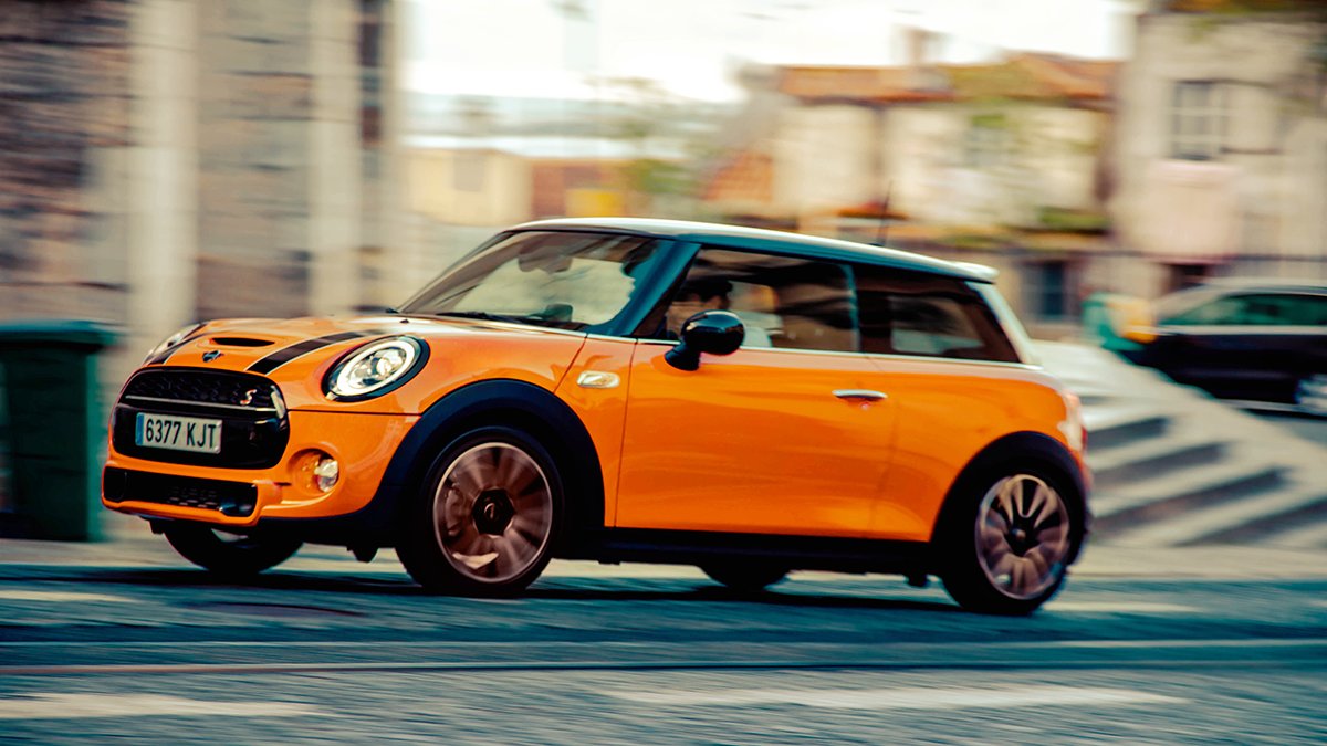 MINI's tweet photo. #MINI and #WorldClubTennis break out of the dusty tennis conventions and the old-fashioned tennis club manners, turning unused urban spaces into #tennis courts with the portable Urban Tennis Kit. https://t.co/NVDu2TUw8A