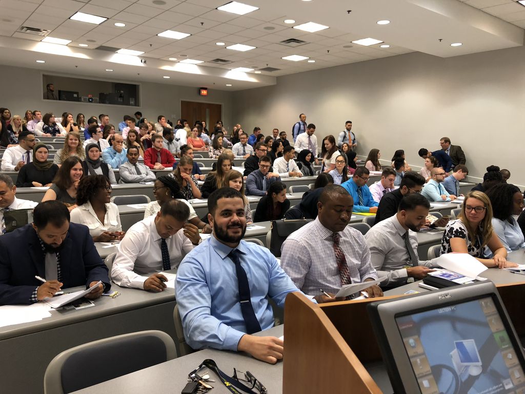 1LECOM's tweet photo. Another exciting day on campus as we welcome the Erie School of Pharmacy’s Class of 2021! 🤗 #lecom2021 https://t.co/iRm9EctXUo
