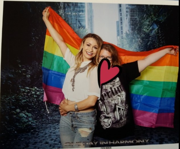 The100PLx's tweet photo. Cudowne zdjęcie @ChelseyReist Wraz z fanką na #onedayinharmony (via @Pantalaimon32) https://t.co/5v0ZhlMU3h