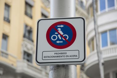 en bici por madrid on Twitter: "Novedad 5: No se puede usar la acera para  aparcar NI BICIS NI MOTOS si hay una banda de aparcamiento. Hasta ahora, la  moto de esta
