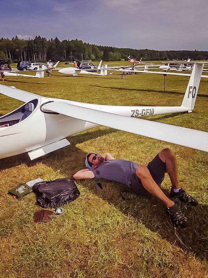 FFVP_France's tweet photo. | Championnat du Monde Hosin | 🇨🇿 @WGC_2018 
Après un décollage reporté d'une heure, nos français sont en l'air ! 🛩️

Bonne chance et allez les bleus 🇫🇷
#wgc2018 #polefrance #planeur #gliding #volavoile #FRANCE #Hosin https://t.co/FW9Rma1u0X